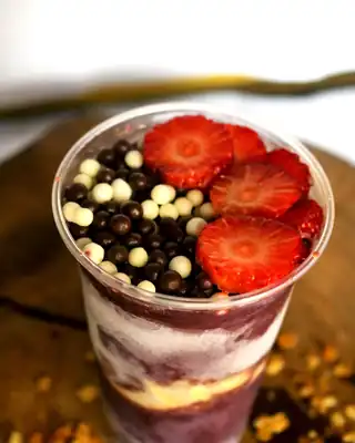 Copo de açaí montado com morango e chocolate