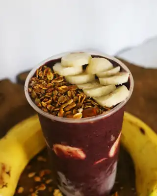 Copo de açaí montado com granola e banana